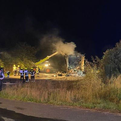 FW Bergheim: LKW brennt an der Landstraße 93 in Bergheim Teleskoplader unterstützt Löscharbeiten