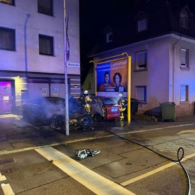 FW Weinheim: Pkw Brand in der Mannheimer Straße. Feuerwehr rettet Bewohner aus verrauchter Wohnung