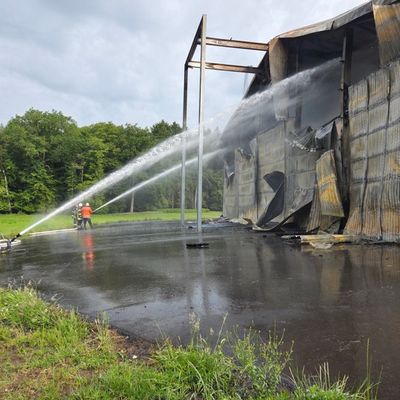 FW-ROW: Feuerwehreinsatz in Ostereistedt: Lagerhalle in Vollbrand