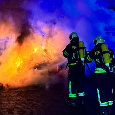 FW-AUR: PKW in Flammen