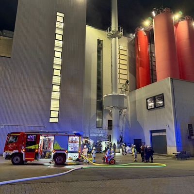 FW Helmstedt: Feuer in Klärschlammverbrennungsanlage: Einsatzkräfte bekämpfen Brand auf mehreren Ebenen