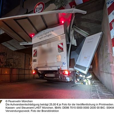 FW-M: Transporter steckt in Unterführung fest (Untermenzing)