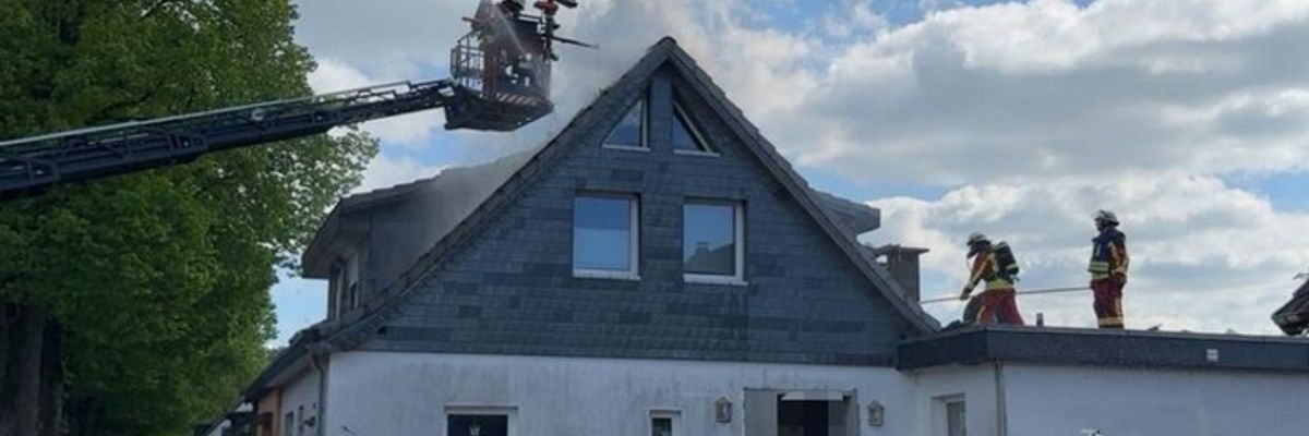 FW Neumünster: Dachstuhlbrand im Stadtteil Wittorf - Feuerwehr verhindert Schlimmeres