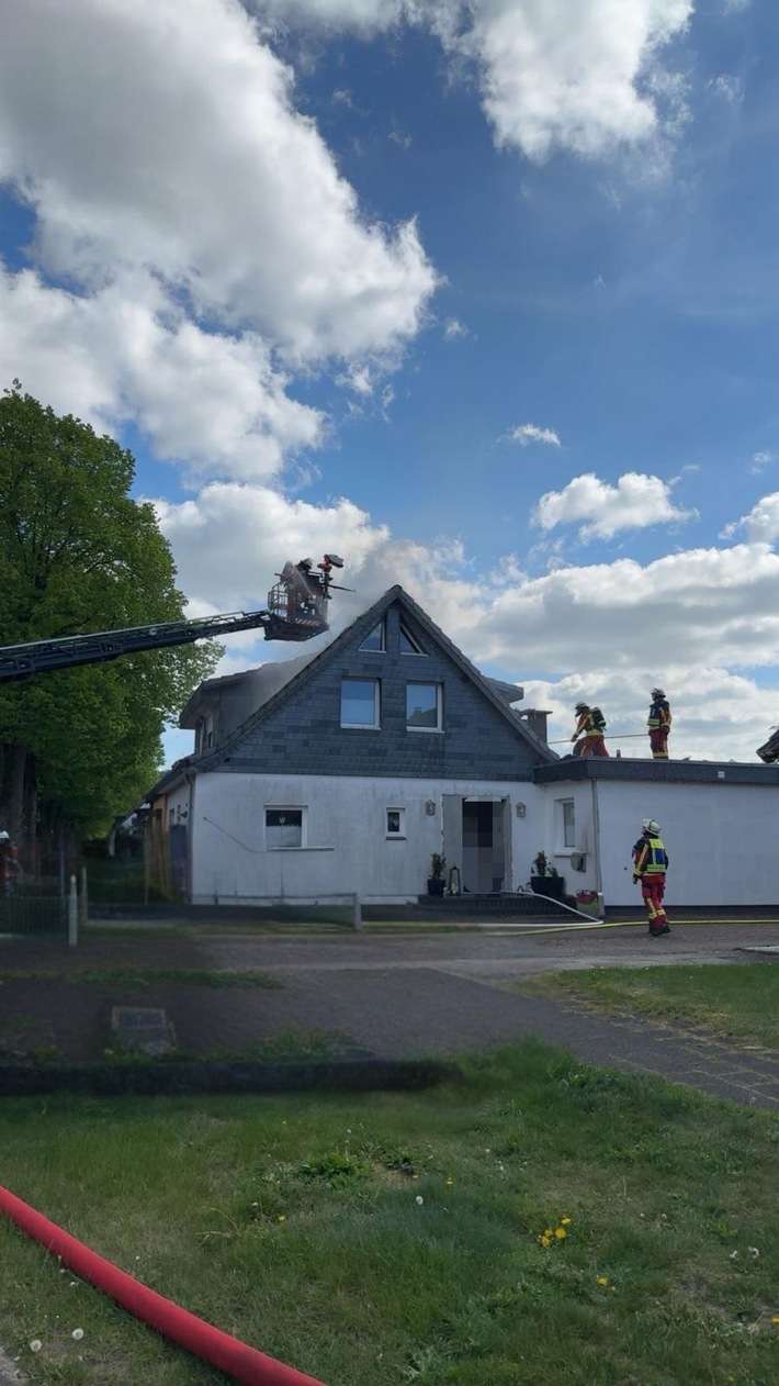 FW Neumünster: Dachstuhlbrand im Stadtteil Wittorf - Feuerwehr verhindert Schlimmeres