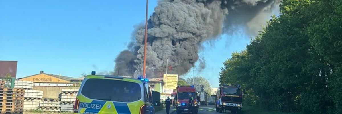 FW Grevenbroich: Erstmeldung Feuerwehr Grevenbroich Brennt Schrottplatz im Industriegebiet-Ost