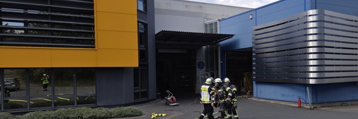 FW-AR: Brand in Gewerbebetrieb in Arnsberg-Herdringen - Feuerwehr verhindert Ausbreitung