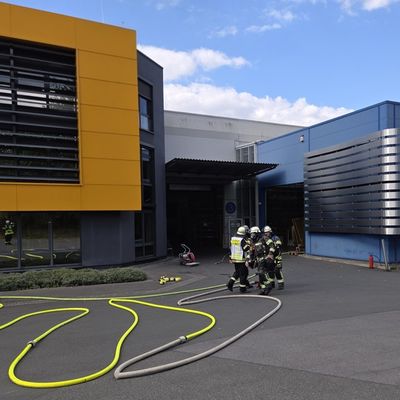 FW-AR: Brand in Gewerbebetrieb in Arnsberg-Herdringen - Feuerwehr verhindert Ausbreitung