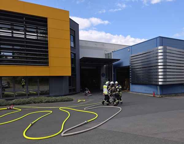 FW-AR: Brand in Gewerbebetrieb in Arnsberg-Herdringen - Feuerwehr verhindert Ausbreitung
