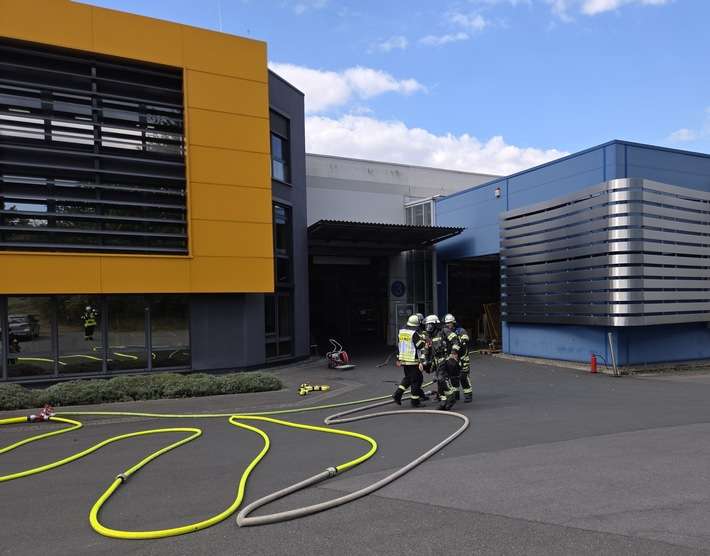 FW-AR: Brand in Gewerbebetrieb in Arnsberg-Herdringen - Feuerwehr verhindert Ausbreitung