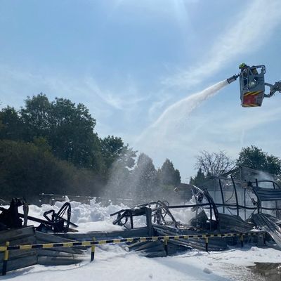 FW-Velbert: Lagerhalle brennt in voller Ausdehnung