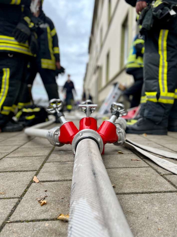 FW-NE: Küchenbrand in der Innenstadt | Drei Personen verletzt