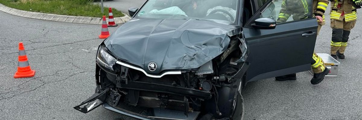 FW Weinheim: Verkehrsunfall auf der Kreisverbindungsstraße bei Weinheim - Zwei Leichtverletzte