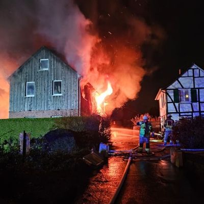 FW Burscheid: Fachwerkhaus bei Brand zerstört