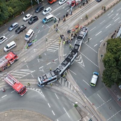 FW-BO: Straßenbahnentgleisung mit Verletzten in Bochum-Mitte