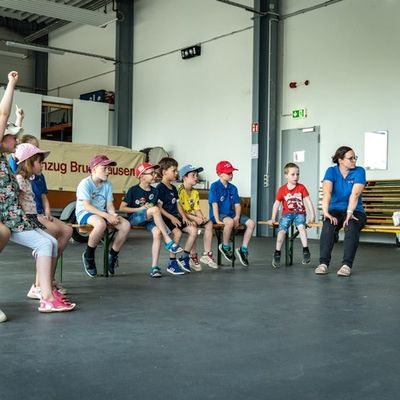 FW-AR: Vierbeiniger Besuch begeistert die Kinderfeuerwehr Bruchhausen-Niedereimer