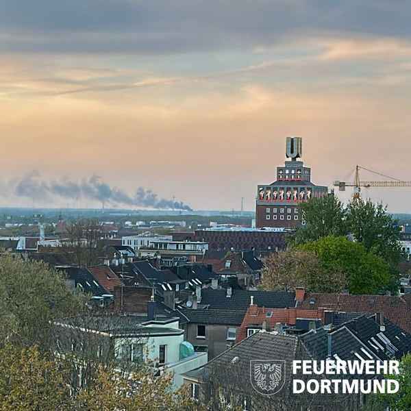 FW-DO: Starke Rauchentwicklung aus einer Lagerhalle - Feuer in einer ehemaligen Ziegelei