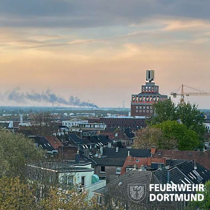 FW-DO: Starke Rauchentwicklung aus einer Lagerhalle - Feuer in einer ehemaligen Ziegelei