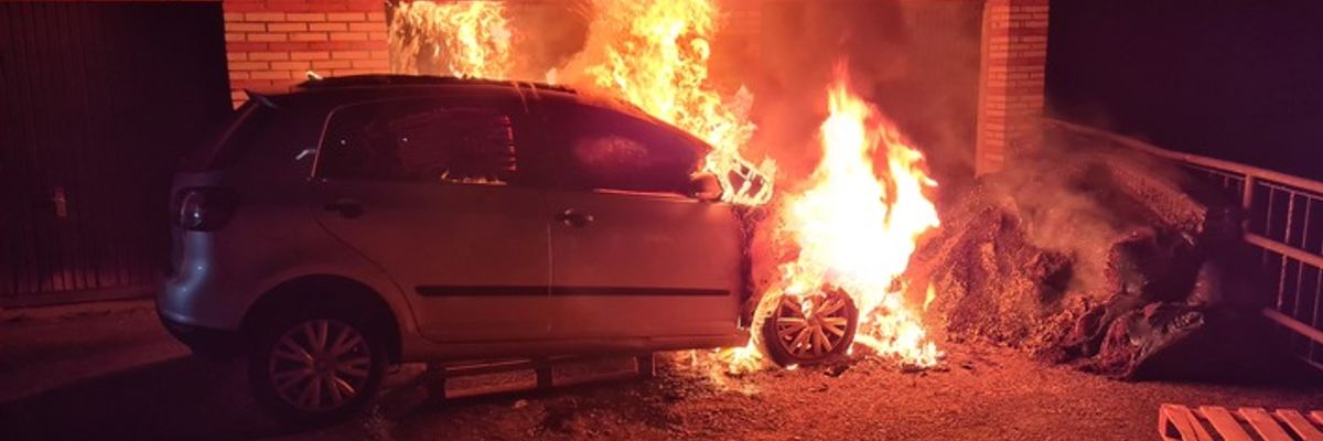 FW-EN: PKW-Brand in Garagenhof - schnelles Eingreifen verhindert Ausbreitung