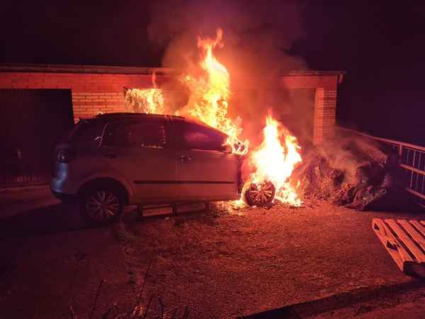 FW-EN: PKW-Brand in Garagenhof - schnelles Eingreifen verhindert Ausbreitung