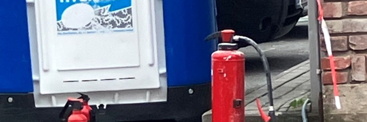 FW Ratingen: Ratingen - gemeldeter Containerbrand an Gebäude
