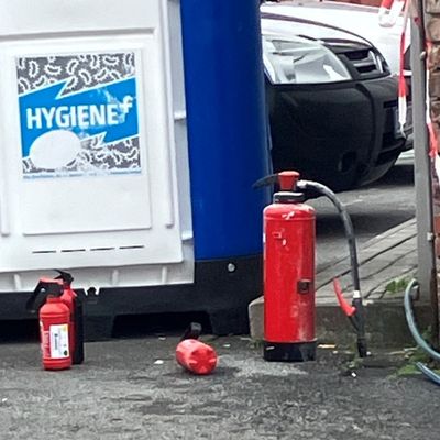 FW Ratingen: Ratingen - gemeldeter Containerbrand an Gebäude