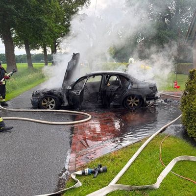 FW-AUR: Auto durch Feuer zerstört