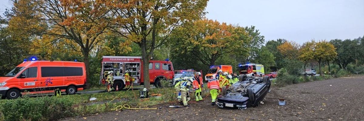 FW Lehrte: PKW Unfall zwischen Lehrte und Immensen - PKW schleudert über Gegenfahrbahn auf Acker