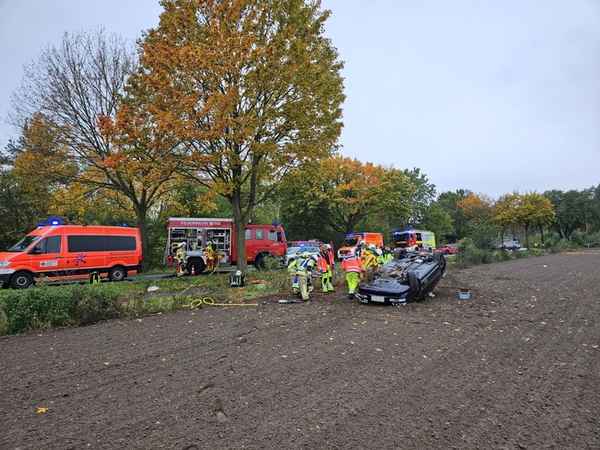 FW Lehrte: PKW Unfall zwischen Lehrte und Immensen - PKW schleudert über Gegenfahrbahn auf Acker