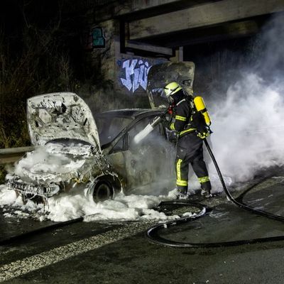 FW Porta Westfalica: 23.12.2025 - A2 Porta Westfalica: PKW in Vollbrand