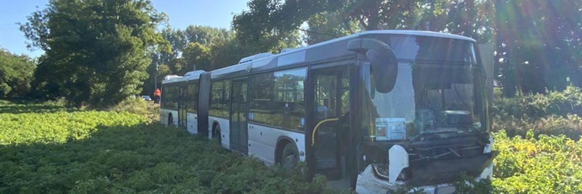 FW Ratingen: Unfall mit Linienbus endet ohne Verletzte
