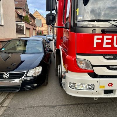 FW Weinheim: Böller vermutlich Auslöser für Gully Brand - Feuerwehr hat Durchfahrtsprobleme in der Wilhelmstraße