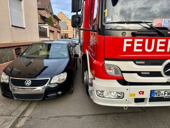FW Weinheim: Böller vermutlich Auslöser für Gully Brand - Feuerwehr hat Durchfahrtsprobleme in der Wilhelmstraße