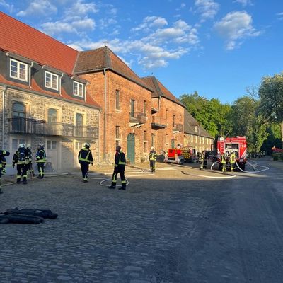 FW Ense: Zugübung des 1. und 3. Zuges - Einheiten üben die Zusammenarbeit auf "Haus Füchten" in Hünningen