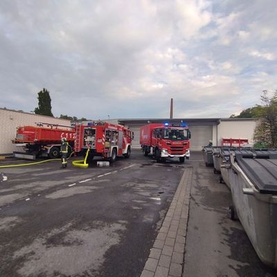 FW-AR: Übung am Wertstoffhof Obereimer: Feuerwehr trainiert den Ernstfall