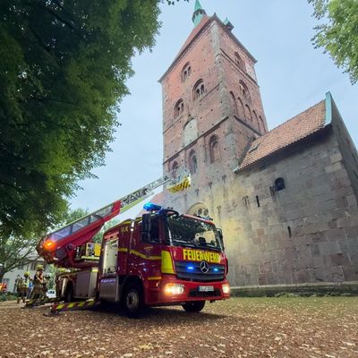 FW-OLL: Großangelegte Übung an der Alexanderkirche in Wildeshausen