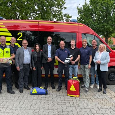 FW Lehrte: Neues AED-Gerät für die Freiwillige Feuerwehr Ahlten - die 2024 gegründete First Responder-Einheit hat sich bewährt