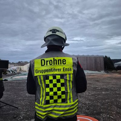 FW Ense: Zugübung: Brand in einem Maschinenlager