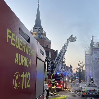 FW-AUR: Flammenüberschlag bedroht mehrere Gebäude