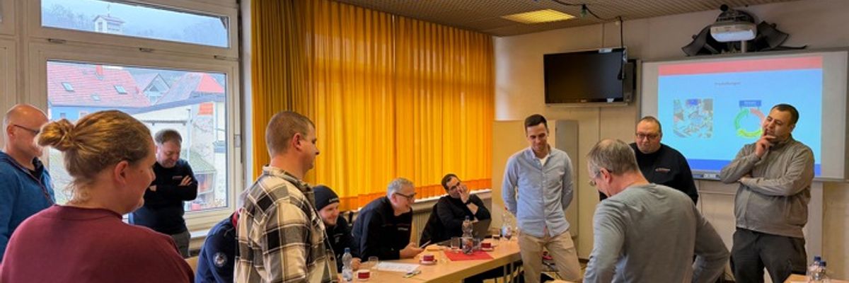 FW Weinheim: Führungsseminar der Weinheimer Feuerwehr - Führung trainieren, Zusammenarbeit stärken