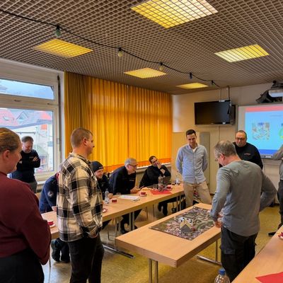 FW Weinheim: Führungsseminar der Weinheimer Feuerwehr - Führung trainieren, Zusammenarbeit stärken