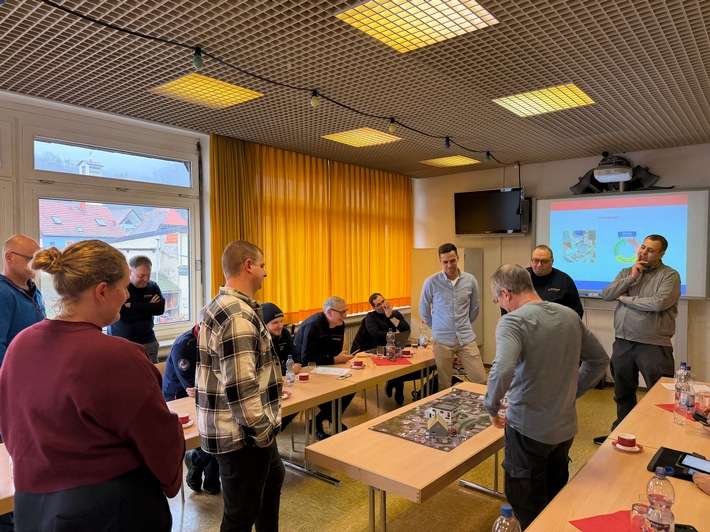 FW Weinheim: Führungsseminar der Weinheimer Feuerwehr - Führung trainieren, Zusammenarbeit stärken
