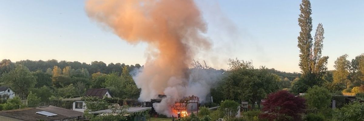 FW-MH: Vollbrand einer Gartenlaube in MH-Saarn