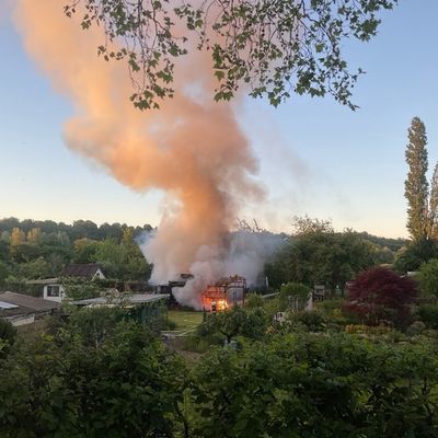 FW-MH: Vollbrand einer Gartenlaube in MH-Saarn