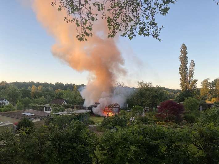 FW-MH: Vollbrand einer Gartenlaube in MH-Saarn