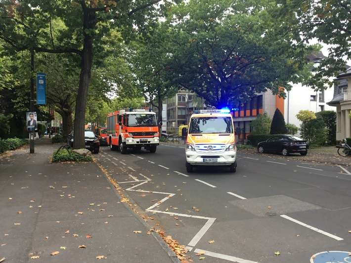 FW-BN: Feuerwehr löscht Brand in Einfamilienhaus - Kennedyallee gesperrt