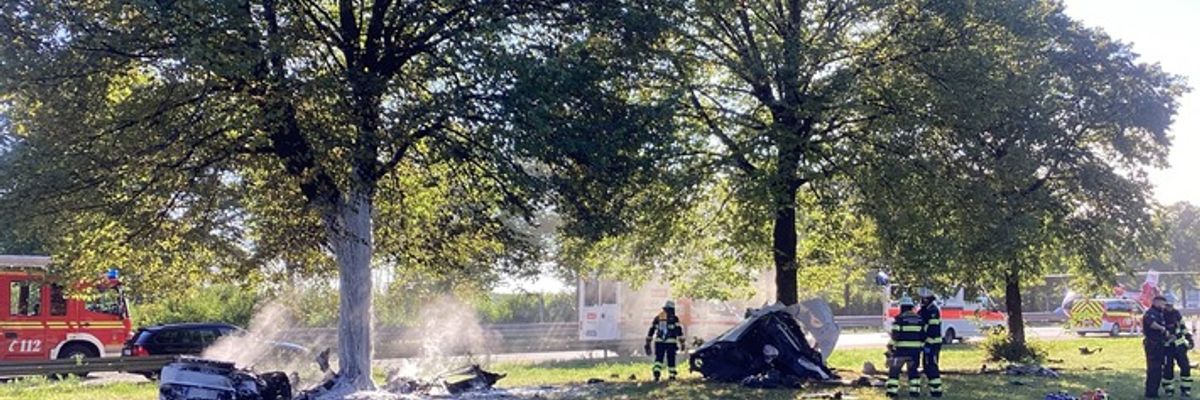 FW-M: Sportwagen rast gegen Baum (A 94)