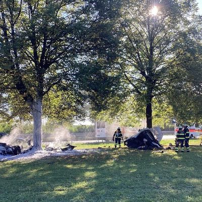 FW-M: Sportwagen rast gegen Baum (A 94)