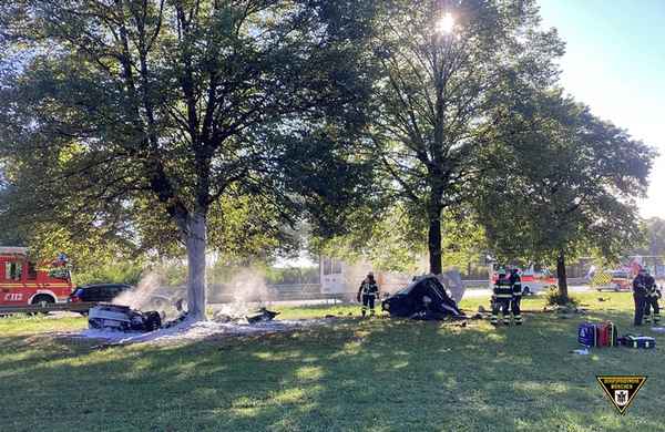 FW-M: Sportwagen rast gegen Baum (A 94)