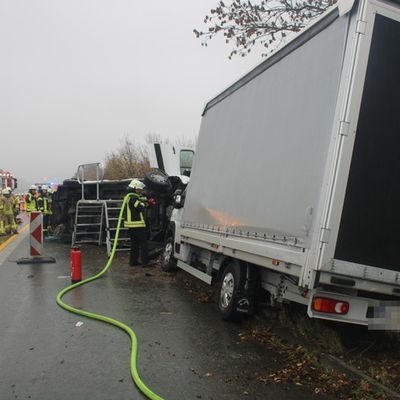 FF Bad Salzuflen: Vier Verletzte nach schwerem Unfall auf der Autobahn 2 in Höhe Herford/Bad Salzuflen / Feuerwehr und Rettungsdienst ist mit 70 Einsatzkräften über mehrere Stunden im Einsatz