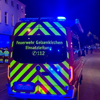 FW-GE: Menschen Rettung über Drehleitern in Gelsenkirchen